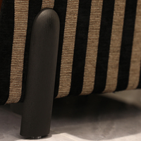 Fauteuil de détente en bois massif avec accoudoirs en cuir PU, idéal pour salon ou réception d'hôtel
