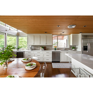 Meubles <span class=keywords><strong>de</strong></span> cuisine Shaker entièrement blancs, fabriqués sur mesure au Vermont, avec un réfrigérateur à vin intégré et une <span class=keywords><strong>lave</strong></span>-<span class=keywords><strong>vaisselle</strong></span>, pour un style mi-siècle. - Product Image 2