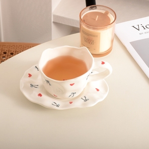 Juego de Taza y Platillo de Cerámica Hechos a Mano con Diseño de Lazo y Flor, 200 ml, Taza de Porcelana Irregular para Regalo, para Latte o Té - Product Image 3