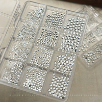 12 Grid Mix Ukuran Kristal Bening Hiasan Kuku Flatback Berkilau Permata Berlian Bulat 3D Rhinestone Kuku Aksesoris Manikur DIY