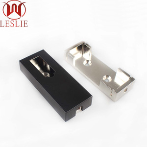 Soporte de tubo cuadrado abatible de aleación de zinc sólido Leslie para barra de ropa de armario, con brida, negro y dorado, montaje en pared - Product Image 4