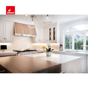 Armoire <span class=keywords><strong>de</strong></span> <span class=keywords><strong>cuisine</strong></span> encastrée en marbre et îlot <span class=keywords><strong>de</strong></span> noyer avec queues d'aronde d'épices et <span class=keywords><strong>hotte</strong></span> à bandes <span class=keywords><strong>de</strong></span> métal poli - Product Image 2