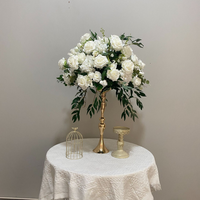 Centre de table floral artificiel vintage exquis avec verdure et boule de fleurs blanches pour mariage, demande en mariage et décoration de table de fête