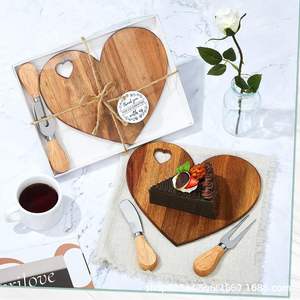 Tabla de queso de madera de acacia en forma de corazón con juego de cuchillo y tenedor para servir pasteles y frutas. Solo lavar a mano. - Product Image 1