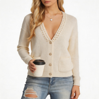 Cardigan en tricot gaufré à col en V pour femme, avec poches et bordure perlée, couleur crème ivoire, orné de perles cousues à la main, style veste-pull, pour marques privées