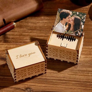 Caja <span class=keywords><strong>de</strong></span> Música Rectangular <span class=keywords><strong>de</strong></span> Madera Maciza Personalizable con Canción, Voz, Foto y Texto, Estilo Moderno Minimalista, Regalo para el Día <span class=keywords><strong>de</strong></span> <span class=keywords><strong>la</strong></span> <span class=keywords><strong>Madre</strong></span> - Product Image 1