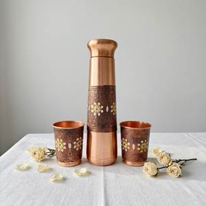 Jarra de Cobre Puro Cepillado Contorneado de Primera Calidad para Mesita de Noche con Juego de 2 Vasos, Diseño de Filigrana Meenakari Antiguo, Botella de Cobre Grabada - Product Image 4