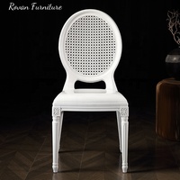 Chaise Louis en plastique en résine PP Style français classique durable, empilable pour les événements de mariage Chaise Bella
