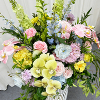 Sphères florales artificielles colorées et douces aux tons pastel, décoration florale de mariage sur le thème du printemps