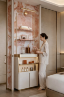 Meuble de cuisine américain antique avec plan de travail en marbre, accents en laiton, unité de rangement autoportante, étagères éclairées, portes à panneaux, style Shaker