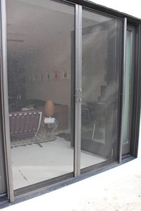 VR100 Rideau <span class=keywords><strong>occultant</strong></span> électrique étanche avec <span class=keywords><strong>moustiquaire</strong></span> intégrée pour porte coulissante, solution personnalisable pour la prévention des moustiques - Product Image 2