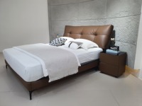 Lit en cuir véritable brun clair de la série Guste, meubles de chambre à coucher de luxe pour la maison et l'hôtel