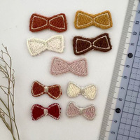 Fabricant en gros Chine, accessoires de vêtements et de cheveux personnalisables, patchs en tissu à nœud papillon, design tricoté mignon, échantillon en 7 jours