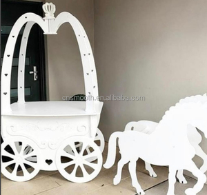 Carrozza di Zucca Bianca Liscia in PVC con Cavallo per Decorazioni Matrimoniali Stile Cenerentola - Product Image 3