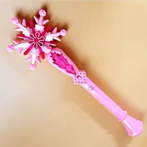 <span class=keywords><strong>Baguette</strong></span> <span class=keywords><strong>magique</strong></span> LED <span class=keywords><strong>lumineuse</strong></span> en forme de flocon de neige avec son, idéale pour les fêtes d'anniversaire de princesses pour enfants et filles - Product Image 4