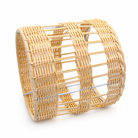 Abat-jour de table beige sur mesure en rotin tressé avec finition anti-humidité pour restaurant et salle à manger