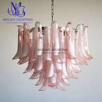 Lustre médiéval français, suspension en verre de Murano fait main à pétales superposés décalés, dégradé rose et blanc, pour salle à manger de villa