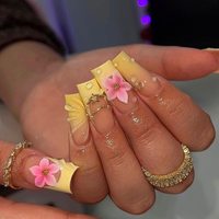 Faux Ongles Courts Carrés Nude Faits Main en Acrylique avec French Manucure Jaune, Décorations 3D Fleurs Roses, Étoiles, Perles et Strass – Lot Complet