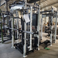 Rack de musculation multifonction Smith avec système de câbles croisés, fonction de tirage vertical et de rameur, et fonction squat.