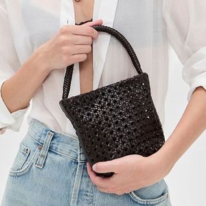 Bolso Cubo Personalizado de Cuero Tejido con Microcanalización y Cierre Magnético, Mini Bolso Portátil de Hombro Único para Viajes al Aire Libre en Invierno - Product Image 1