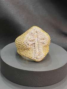 Bague en or exquise sertie de diamants glacés, conçue pour les mariages, les fêtes, les bijoux, un look brillant, à porter et à offrir en cadeau - Product Image 3