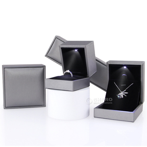 Caja de Joyería de Lujo con Luz LED para Anillos, Colgantes, Pulseras y Collares, en Cuero, de Fábrica - Product Image 3