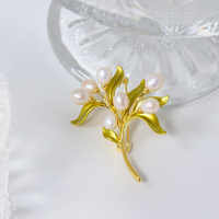 Broche en perle d'eau douce naturelle peinte à l'émail avec motif de plante verte, bijoux de luxe pour femmes, cadeaux pour femmes et filles, GO0564