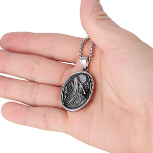 Liontin Kalung Bulan Serigala Hewan dari Baja Anti Karat untuk Pria - Product Image 3