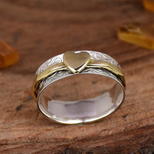 Anello con Design Geometrico a Cuore Bicolore Stile Vintage per Donne - Product Image 1