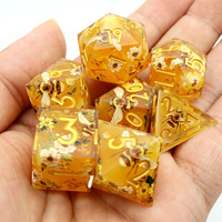 Set Dadu Resin DND Tepi Tajam Desain Lebah Bunga Huruf Emas 7 Buah untuk Permainan Peran Dungeons Dragons-L22