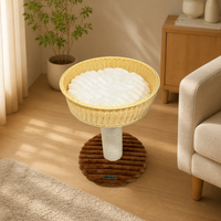 Arbre à chat élégant avec panier en osier, coussin blanc en peluche, poteau à gratter en sisal et base ovale pour chats d'intérieur