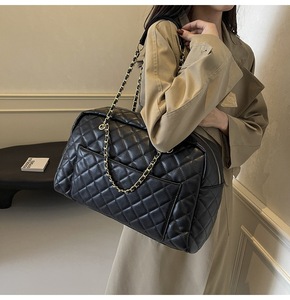 Sac fourre-tout de voyage pour femmes Sac de week-end en cuir Grand sac fourre-tout Mignon sac de sport en cuir matelassé avec sangle Chian - Product Image 3
