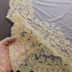 Mantilla de Encaje Español Blanco con Bordado Dorado, Manteleta Fallera Blanca - Product Image 3