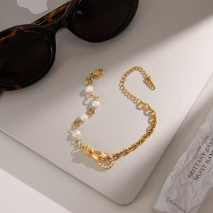 Pulsera de perlas de agua dulce con cadena de oro y detalles de cristal para mujer, joyería para uso diario. - Product Image 4