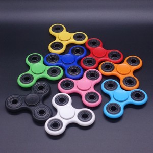 卸売新デザインクラシックおもちゃカスタムロゴプラスチック3本指耐久性フィンガーフィジェットスピナーセラミックベアリング付き - Product Image 2