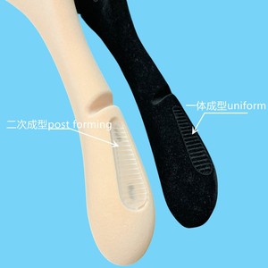 Cintre à épaules large noir haut de gamme Bestiform modèle YH en plastique ABS brillant avec revêtement floqué, personnalisé pour vêtements de scène et de spectacle, pour l'exportation de vêtements féminins - Product Image 3