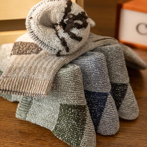 Chaussettes en laine mérinos de haute qualité en stock Chaussettes de randonnée en plein air et d'escalade Chaussettes de sport anti-ski et chaudes à tube moyen - Product Image 1