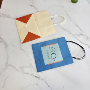 ถุงกระดาษพิมพ์ลายแบบกำหนดเองคุณภาพสูงพร้อมหูหิ้วแบบเกลียว สำหรับร้านเบเกอรี่ <span class=keywords><strong>คาเฟ่</strong></span> ร้านค้าปลีก และบรรจุภัณฑ์ของขวัญ - Product Image 3