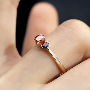 Anillo de Oro 9K con Tres Piedras de Zafiro de Laboratorio en Forma Redonda, Joyería Messi MSR-1641 - Product Image 5