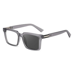 Gafas de sol con montura cuadrada ZS-95020 para mujer, protección UV400, montura de plástico y metal, gafas de sol de clase 2, estilo para exteriores - Product Image 1