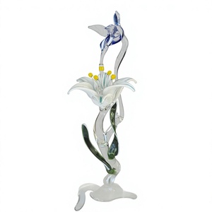 Sculpture florale en verre soufflé à la main avec oiseau bleu, fleur blanche et centre jaune, ornement décoratif artisanal - Product Image 1