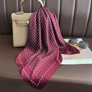 All'ingrosso da <span class=keywords><strong>donna</strong></span> a pois rosso stampato in seta imitazione piccole sciarpe quadrate 70*70cm foulard per capelli da <span class=keywords><strong>donna</strong></span> - Product Image 3