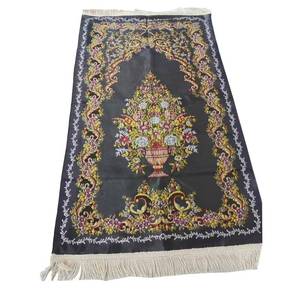 Alfombra de Oración Musulmana Clásica con Bordado Floral, Lavable y Agradable al Tacto, para Uso en el Hogar y al Aire Libre - Product Image 1
