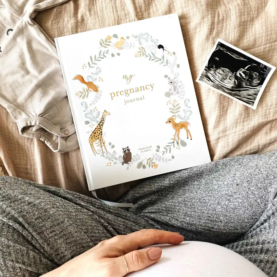 Copertina di stampa in stile animalier diario di gravidanza libro ricordi ricordo momento diario di gravidanza con bordi dorati