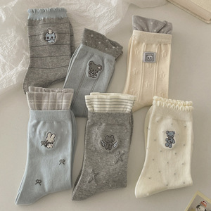 Venta Directa <span class=keywords><strong>de</strong></span> Fábrica, Calcetines Bordados con Dibujos Animados, Calcetines a Rayas <span class=keywords><strong>de</strong></span> Tubo Medio para Mujer - Product Image 1