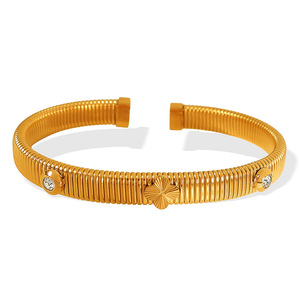 สร้อยข้อมือโคลเวอร์สี่แฉกชุบทองไทเทเนียมสตีล 18k ยืดหยุ่นได้ เหมาะสำหรับทั้งชายและหญิง ของขวัญเครื่องประดับ - Product Image 4