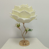 LED Rose Flower Minimalistische middentafellamp Gouden steel Romantisch nachtlampje voor slaapkamer Nachtkastje Valentijnscadeau Home Decor