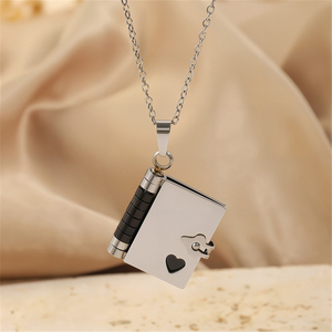 <span class=keywords><strong>Collana</strong></span> con Medaglione a Forma <span class=keywords><strong>di</strong></span> Libro in Acciaio Inossidabile all'Ingrosso, Argento / Oro / Nero, per Amanti dei <span class=keywords><strong>Libri</strong></span>, con Logo Personalizzato Inciso al Laser - Product Image 5