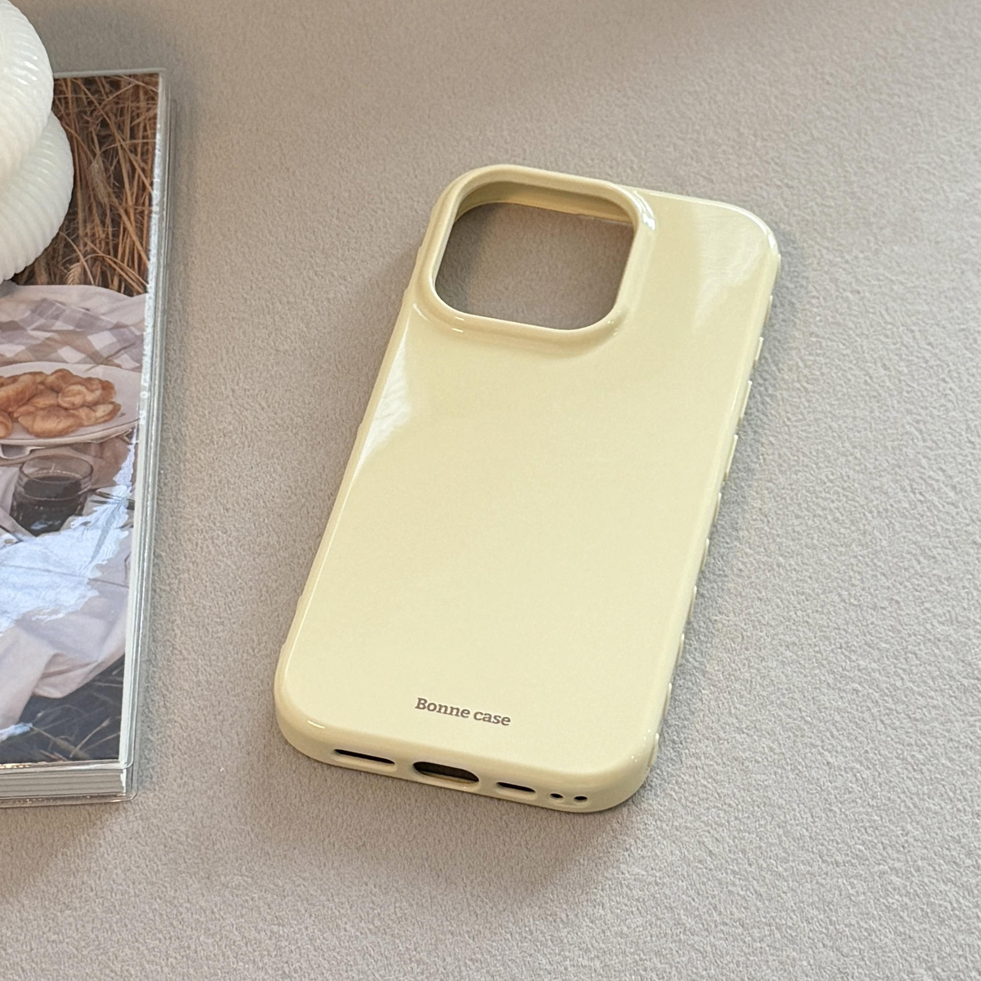 Jaune citron, petits caractères jaune-brun