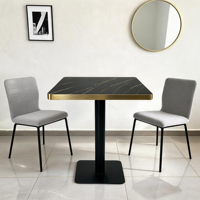 Table à manger de luxe légère avec plateau en marbre, bordure en acier inoxydable plaqué or, design moderne, durable et écologique pour hôtels commerciaux